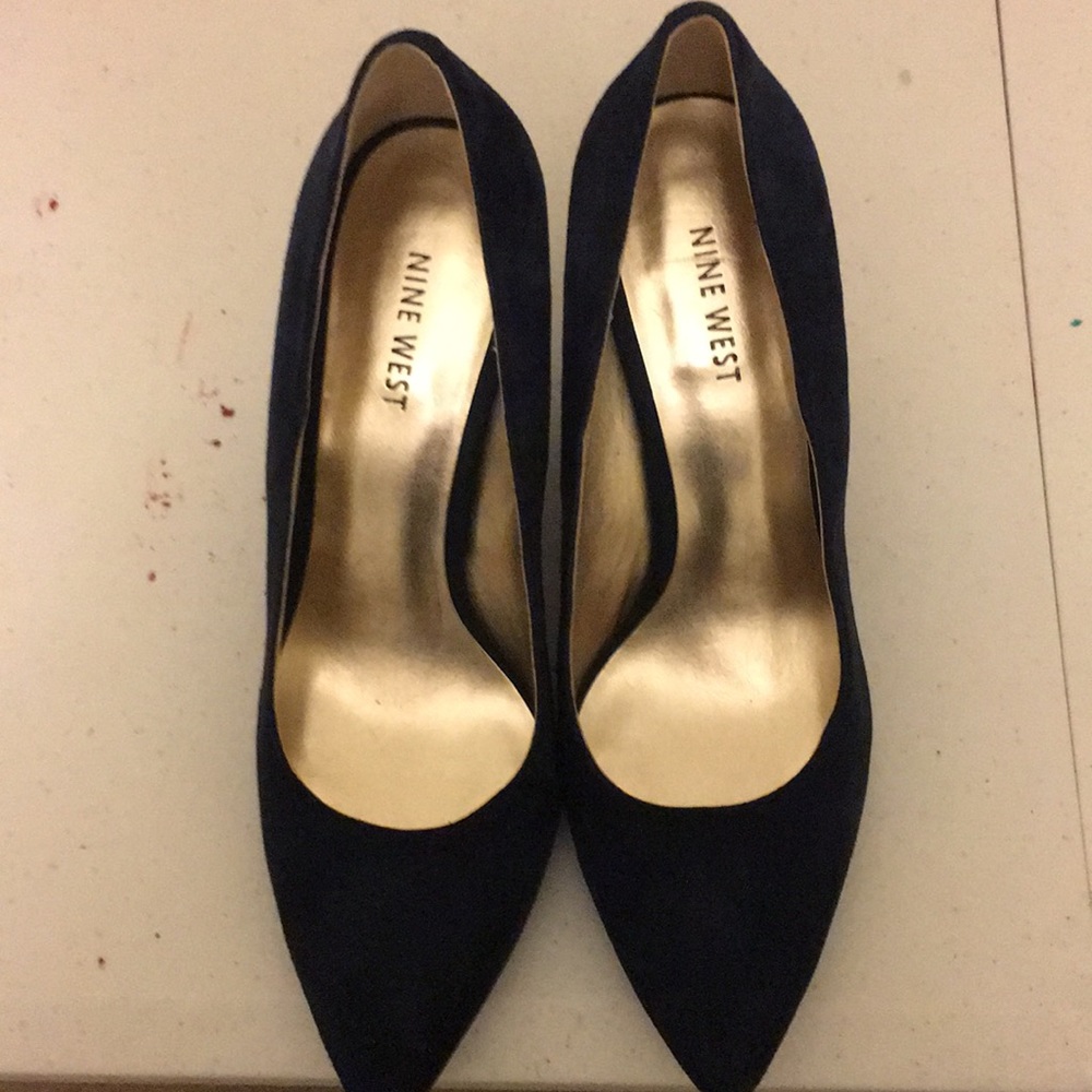 Suede navy pump